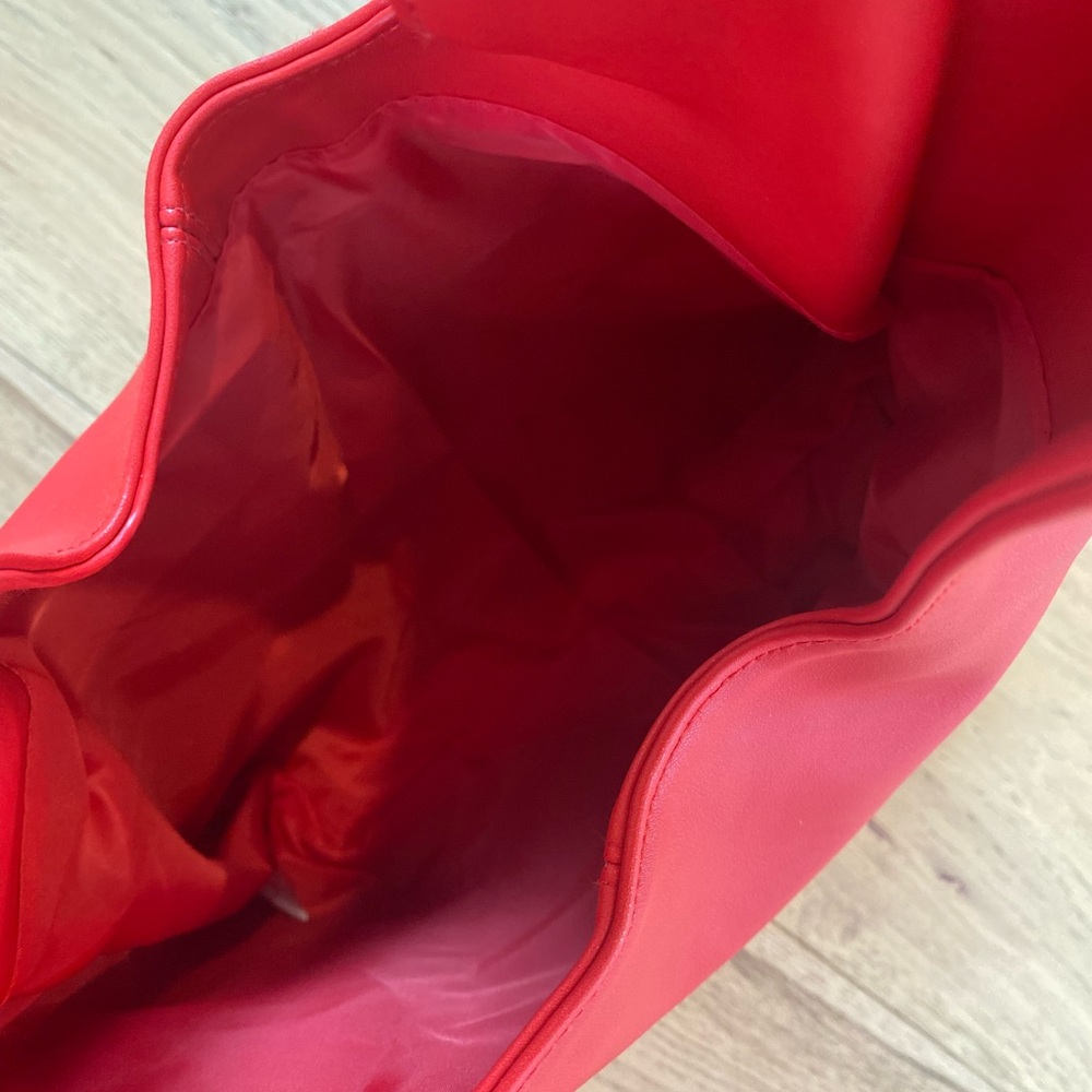 Kylie Cosmetics Vibrant Red Sholder Bag - Picture 3 of 5